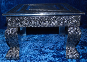Silberfarbener Tischaltar mit Pentagramm und Monden